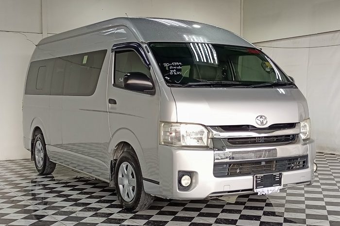 TOYOTA 2WD 2017 3.0 MT COMMUTER SILVER 1384 full