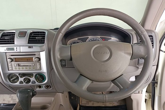 ISUZU 4WD 2005 3.0 AT SUV WHITE  3831 full