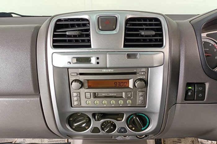 ISUZU 4WD 2005 3.0 AT SUV WHITE  3831 full