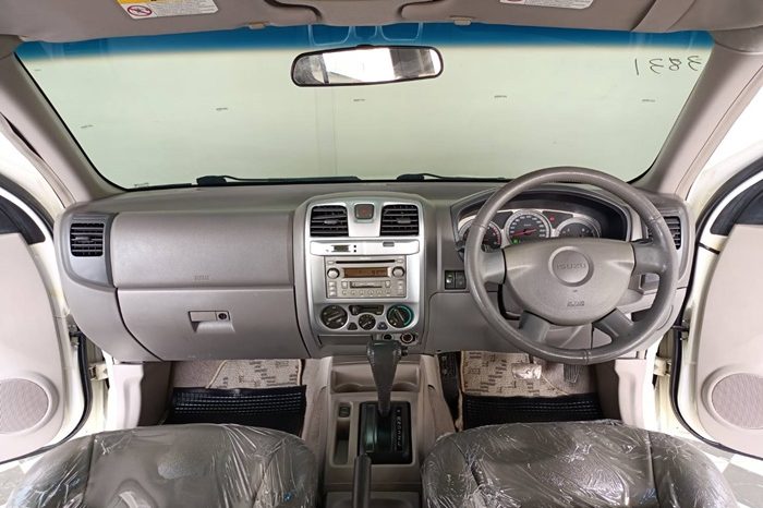 ISUZU 4WD 2005 3.0 AT SUV WHITE  3831 full