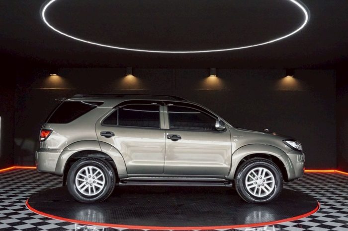 TOYOTA 4WD 2005 2.7V AT FORTUNER BRONZE 3025 full