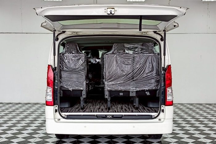 TOYOTA 2WD 2019 3.0 MT HIACE WHITE 9637 full