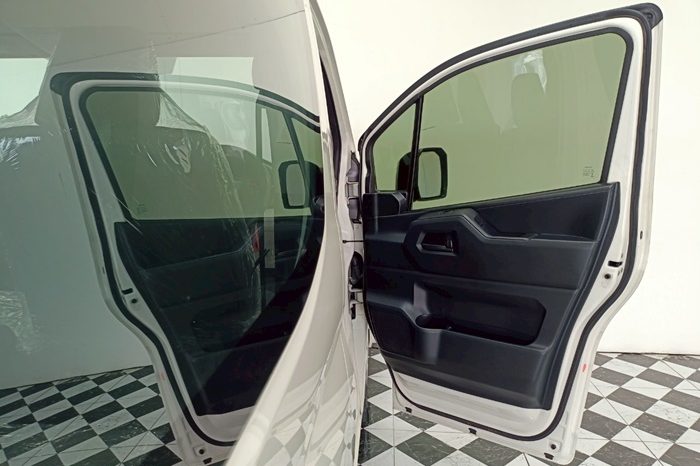 TOYOTA 2WD 2019 3.0 MT HIACE WHITE 9637 full