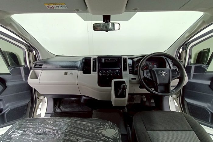 TOYOTA 2WD 2019 3.0 MT HIACE WHITE 9637 full