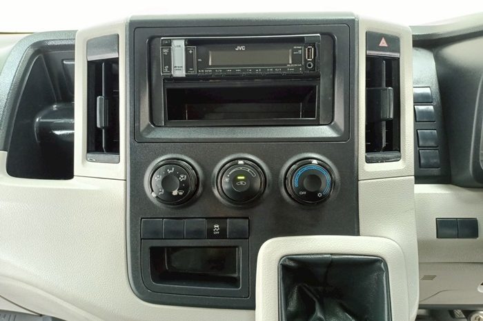 TOYOTA 2WD 2019 3.0 MT HIACE WHITE 9637 full