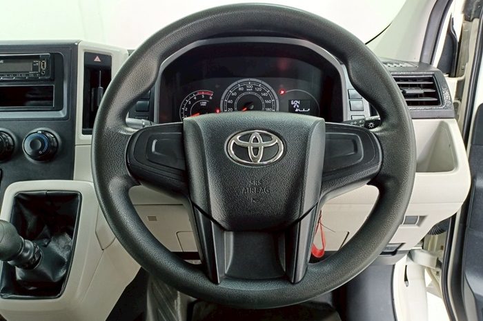 TOYOTA 2WD 2019 3.0 MT HIACE WHITE 9637 full