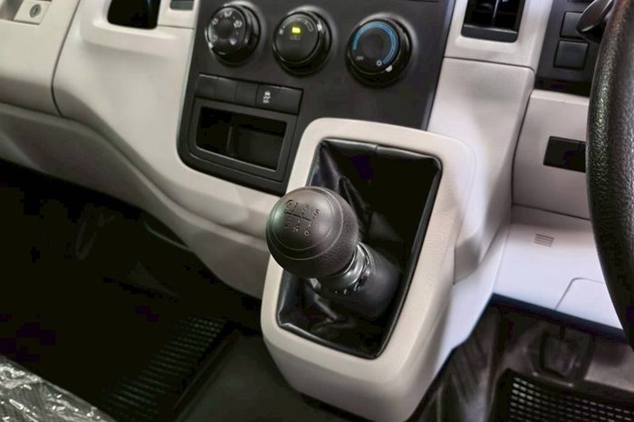 TOYOTA 2WD 2019 3.0 MT HIACE SILVER 9644 full