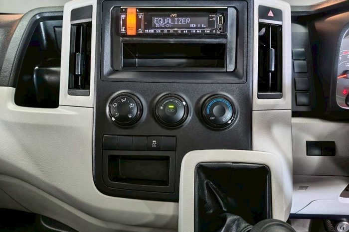 TOYOTA 2WD 2019 3.0 MT HIACE SILVER 9644 full