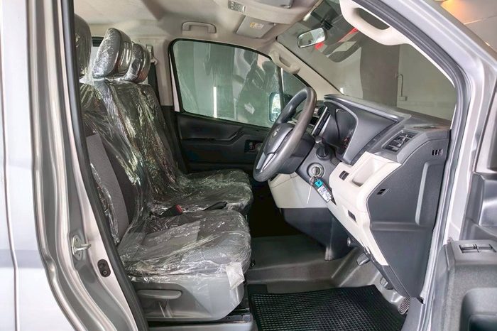 TOYOTA 2WD 2019 3.0 MT HIACE SILVER 9644 full