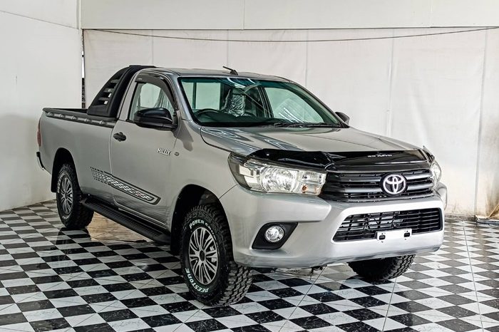 REVO 2WD 2018 2.4J MT STANDARD SILVER  3616 full