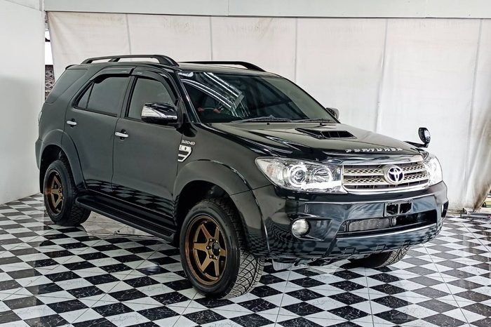 TOYOTA 4WD 2010 3.0V AT FORTUNER BLACK  3111 full