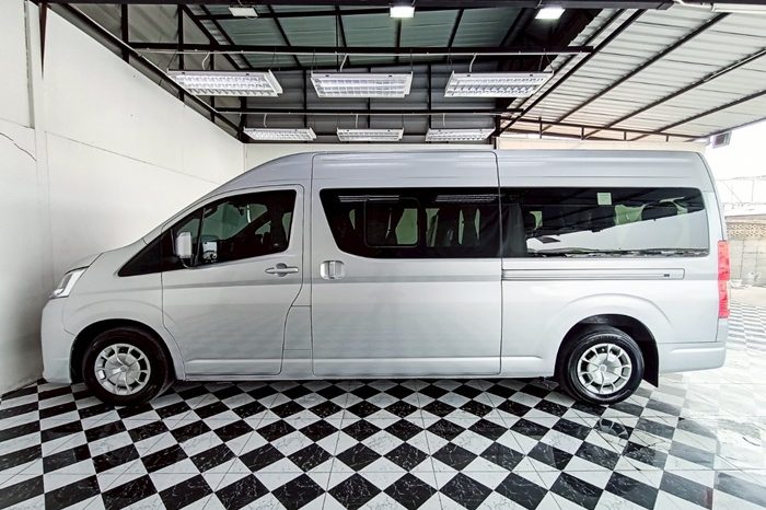 TOYOTA 2020 2WD 2.8 AT COMMUTER SILVER 8079 full
