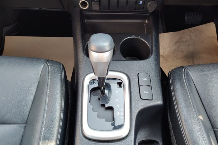 REVO PRE 2022 2.4E AT DOUBLE CAB WHITE  1791 full