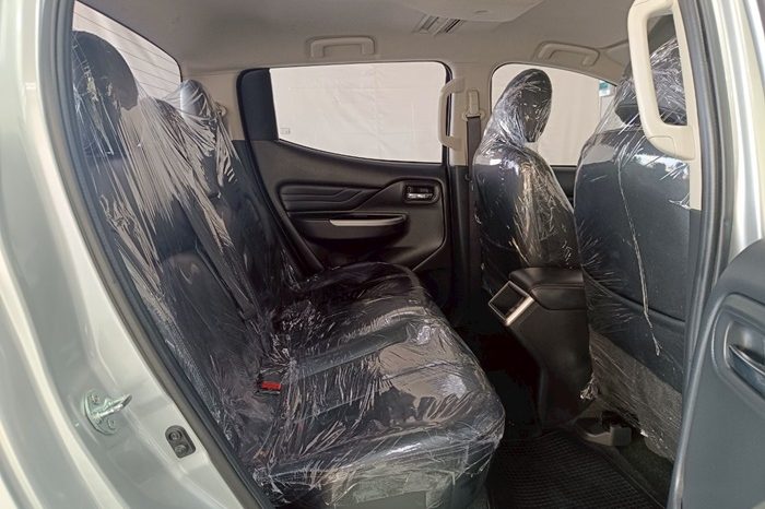 MITSUBISHI 4WD 2021 2.4 AT DOUBLE CAB SILVER  1770 full