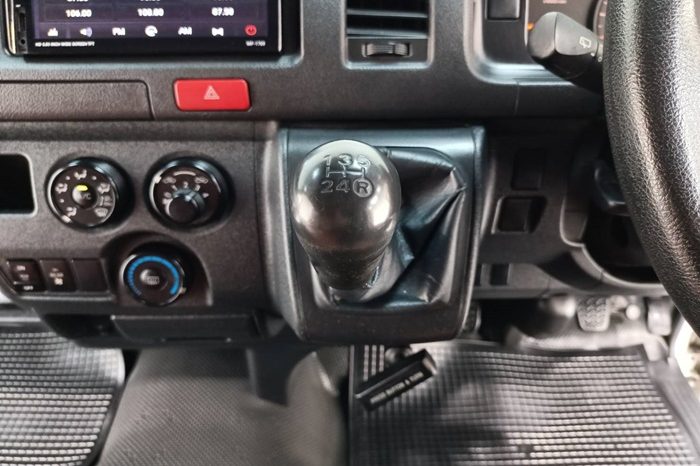 TOYOTA 2WD 2019 3.0 MT COMMUTER SILVER  2440 full