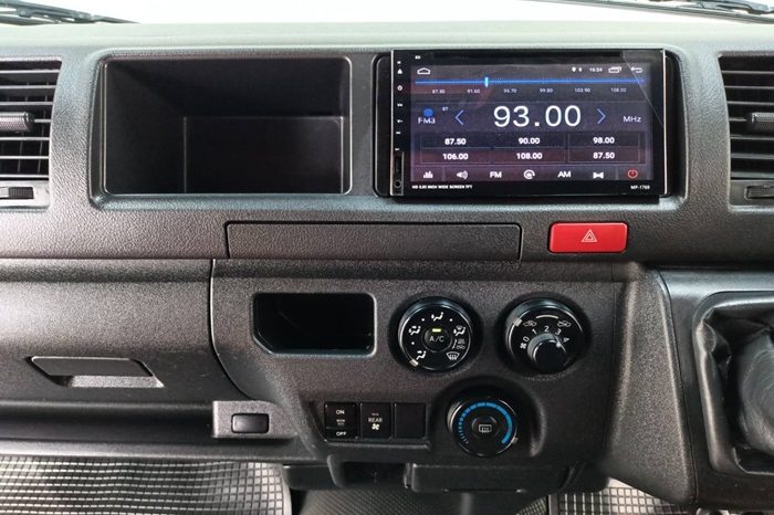 TOYOTA 2WD 2019 3.0 MT COMMUTER SILVER  2440 full