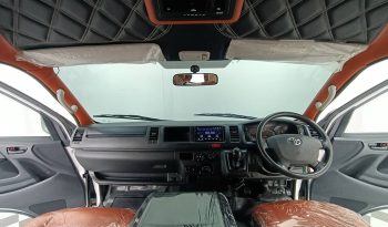 TOYOTA 2WD 2019 3.0 MT COMMUTER SILVER  2440 full