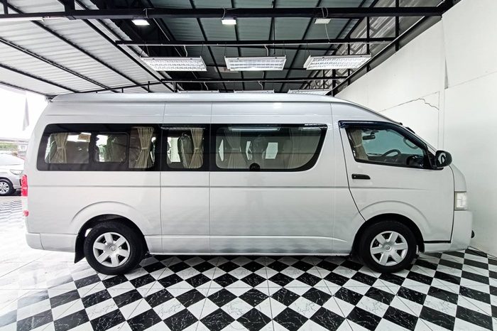 TOYOTA 2WD 2019 3.0 MT COMMUTER SILVER  2440 full