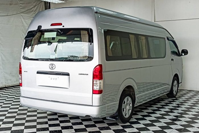 TOYOTA 2WD 2019 3.0 MT COMMUTER SILVER  2440 full