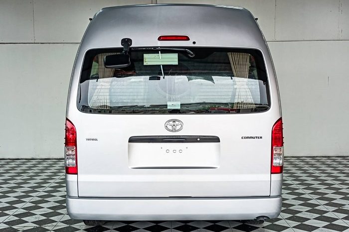 TOYOTA 2WD 2019 3.0 MT COMMUTER SILVER  2440 full