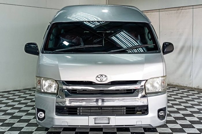 TOYOTA 2WD 2019 3.0 MT COMMUTER SILVER  2440 full