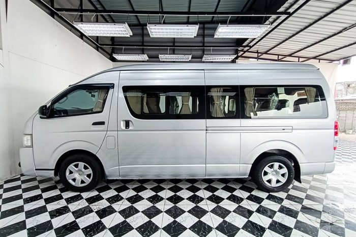 TOYOTA 2WD 2019 3.0 MT COMMUTER SILVER  2440 full