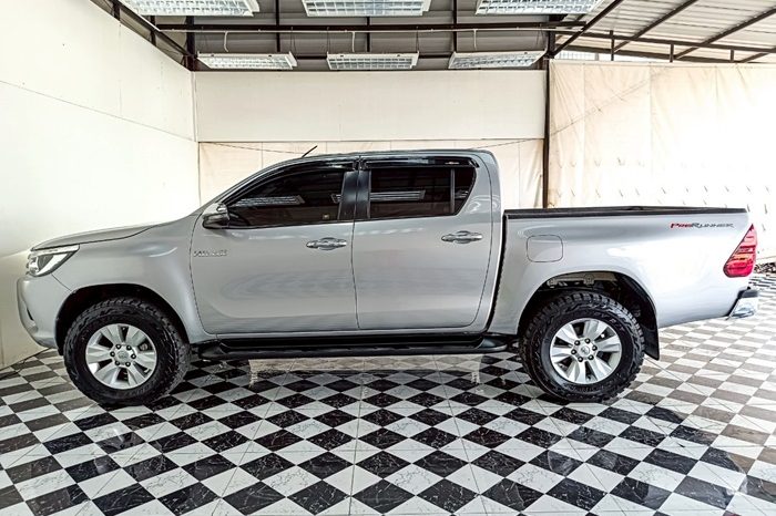 REVO PRE 2017 2.4E AT DOUBLE CAB SILVER  5630 full