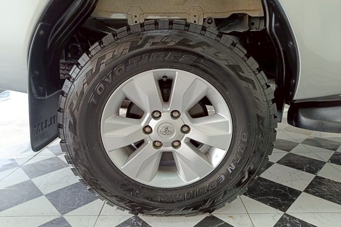REVO PRE 2017 2.4E AT DOUBLE CAB SILVER  5630 full