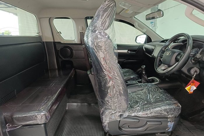 REVO 4WD 2021 2.4E MT SMART CAB SILVER  6391 full