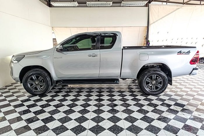 REVO 4WD 2021 2.4E MT SMART CAB SILVER  6391 full