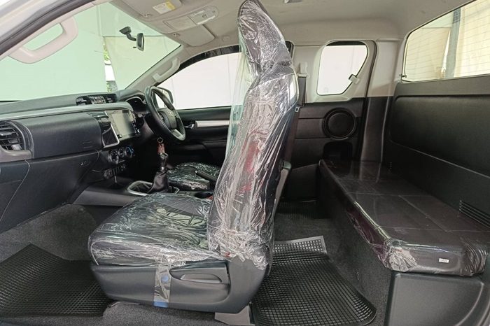 REVO 4WD 2021 2.4E MT SMART CAB SILVER  6391 full
