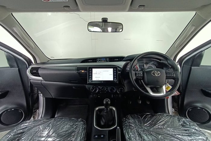 REVO 4WD 2021 2.4E MT SMART CAB SILVER  6393 full