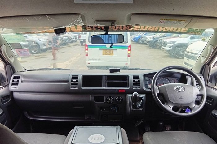 TOYOTA 2WD 2020 2.7 MT COMMUTER WHITE  4387 full