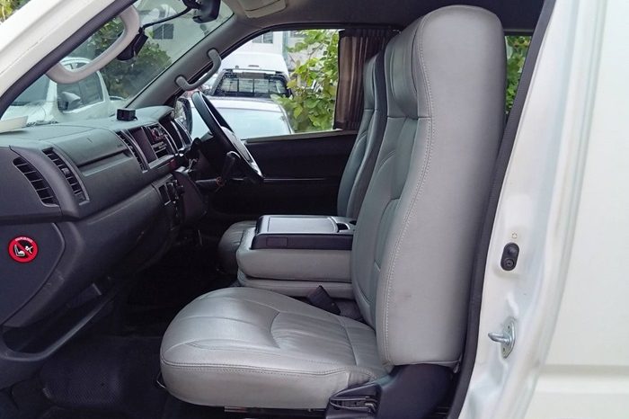 TOYOTA 2WD 2018 3.0 MT COMMUTER WHITE  3011 full