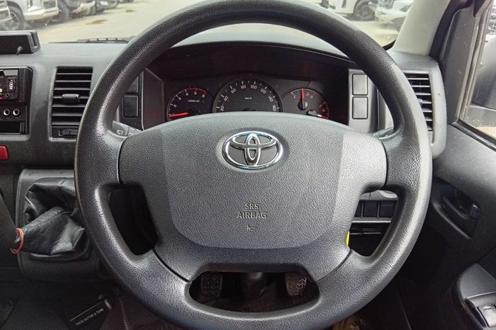 TOYOTA 2WD 2018 3.0 MT COMMUTER WHITE  3011 full