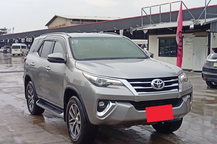 TOYOTA 4WD 2018 2.4V AT FORTUNER SILVER  7679 full
