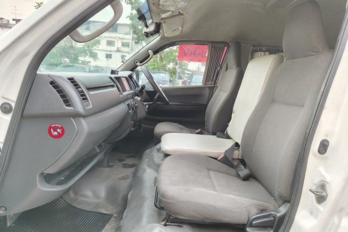 TOYOTA 2WD 2018 2.7 MT COMMUTER WHITE  1660 full