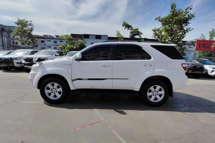 TOYOTA 4WD 2011 3.0V AT FORTUNER WHITE  1948 full