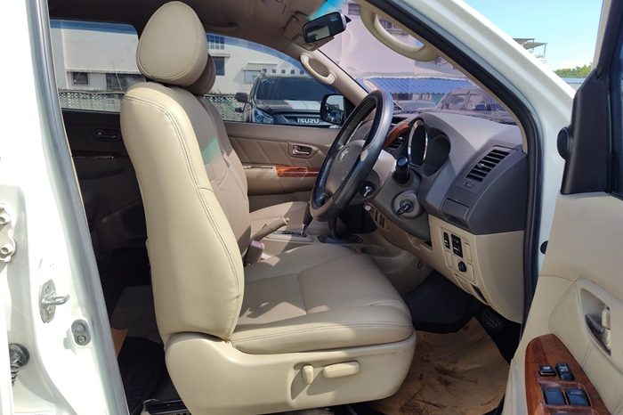 TOYOTA 4WD 2011 3.0V AT FORTUNER WHITE  1948 full