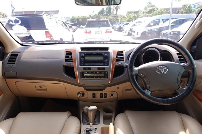 TOYOTA 4WD 2011 3.0V AT FORTUNER WHITE  1948 full