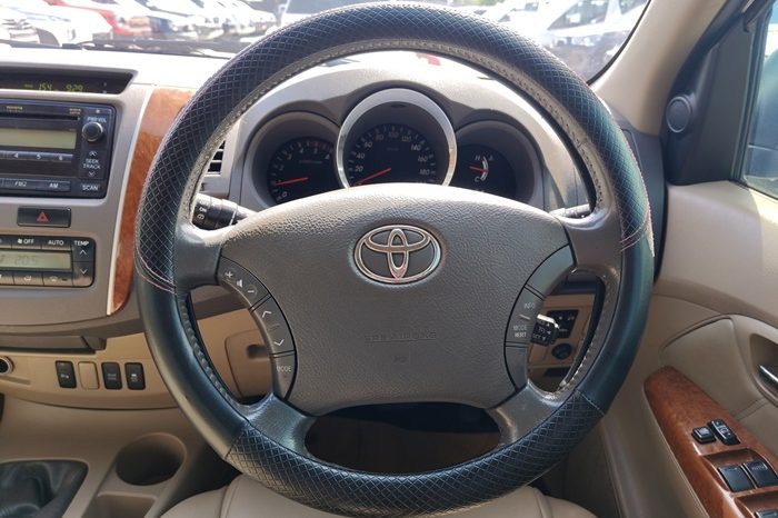 TOYOTA 4WD 2011 3.0V AT FORTUNER WHITE  1948 full