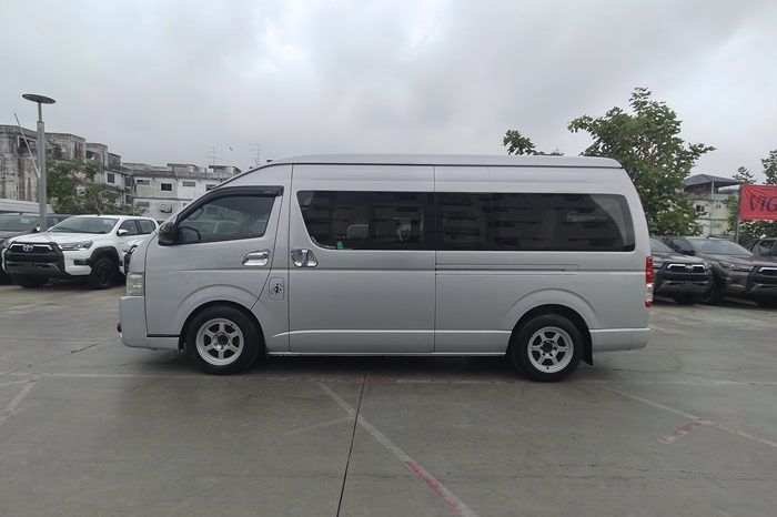 TOYOTA 2WD 2016 3.0 MT COMMUTER SILVER  5549 full