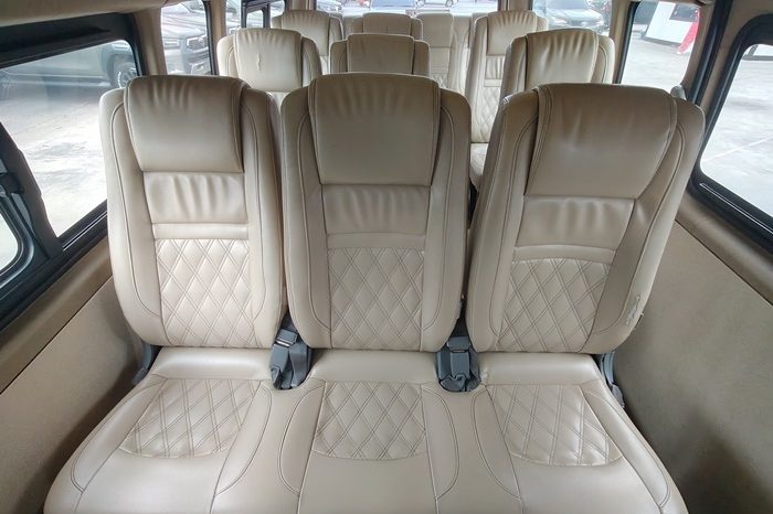 TOYOTA 2WD 2016 3.0 MT COMMUTER SILVER  5549 full