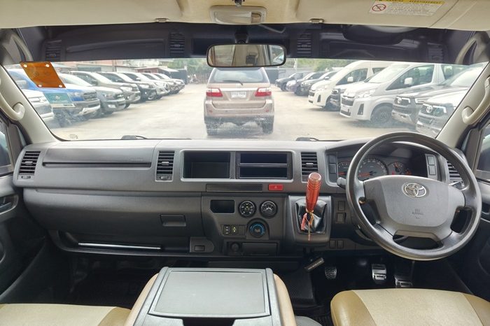 TOYOTA 2WD 2016 3.0 MT COMMUTER SILVER  5549 full
