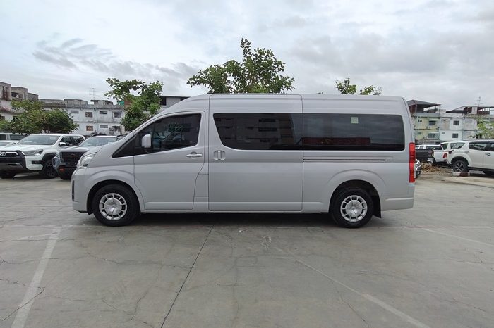 TOYOTA 2020 2WD 2.8 MT COMMUTER SILVER  9916 full