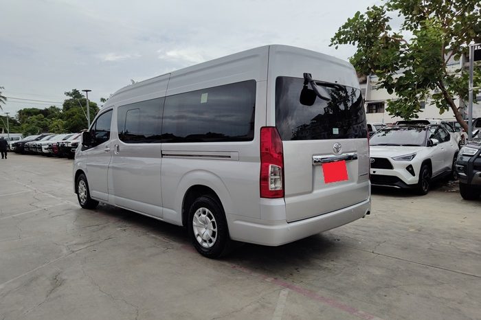 TOYOTA 2020 2WD 2.8 MT COMMUTER SILVER  9916 full