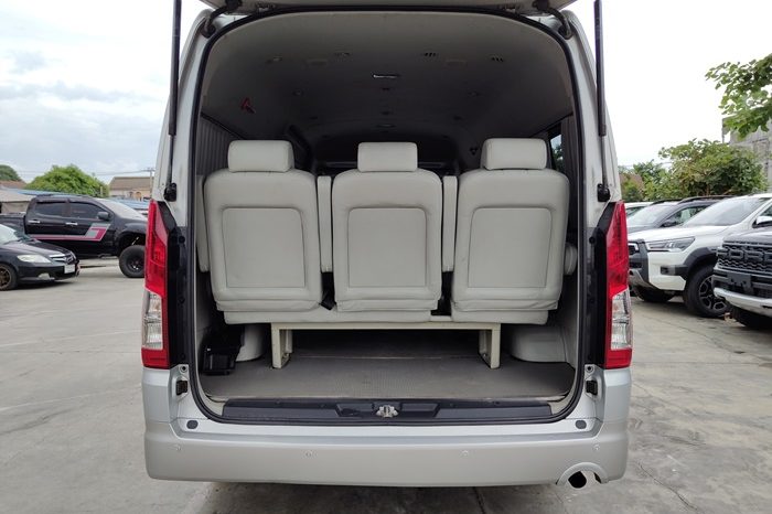 TOYOTA 2020 2WD 2.8 MT COMMUTER SILVER  9916 full