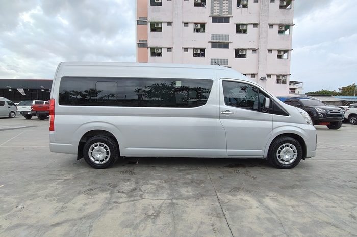 TOYOTA 2020 2WD 2.8 MT COMMUTER SILVER  9916 full