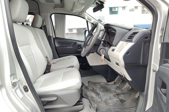 TOYOTA 2020 2WD 2.8 MT COMMUTER SILVER  9916 full
