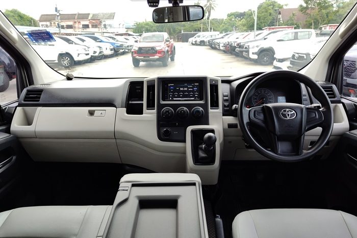TOYOTA 2020 2WD 2.8 MT COMMUTER SILVER  9916 full